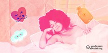 Una mujer descansando en la cama con expresion tranquila, rodeada de ilustraciones de una bolsa termica, una toalla sanitaria con manchas de sangre y un corazon sonriente.