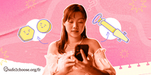 Personne consultant une ressource sur l avortement sur son telephone, avec texte sur les moyens surs d interrompre une grossesse
