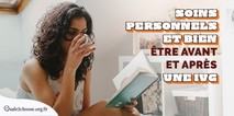 Une femme assise dans son lit, lisant un livre et buvant du thé