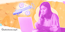 Dalagang nakatingin sa laptop, may mga icon ng hiringgilya, masasayang mukha, at safe2choose.org na logo, na sumisimbolo sa online na access sa impormasyon tungkol sa aborsyon.