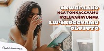 Omukyala asoma ekitabo nga anywa ekyokunywa – Okwefaako nga tonnaggyamu lubuto n’oluvannyuma lw’okuggyamu olubuto – safe2choose