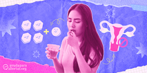 Una mujer toma una pastilla con un vaso de agua, rodeada de pastillas ilustradas y un utero con un simbolo de prohibicion, representando un aborto con medicamentos.