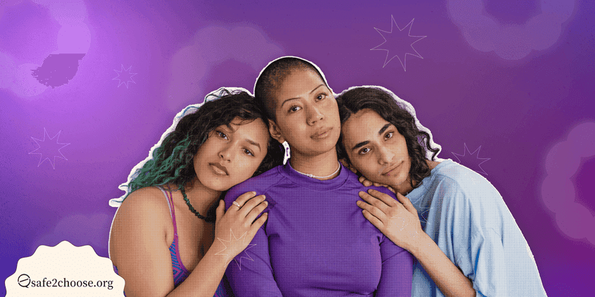 Trois amies se soutenant mutuellement avec une etreinte reconfortante